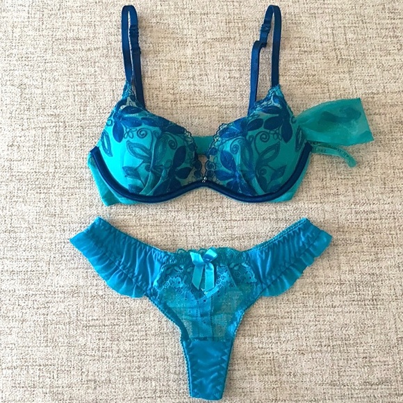 🪞 NWT SET- VS embroidered trim push up bra and pantie set 32b Victoria’s secret